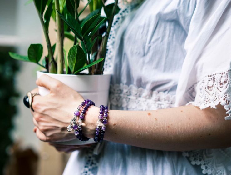 Je porte une joli bracelet en améthyste