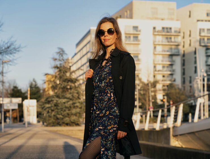 robe longue, boots, collants et trench